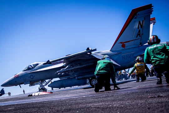 Thêm một chiến đấu cơ F-18 của Mỹ rơi xuống Biển Đỏ