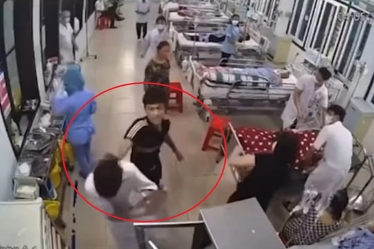 Nhân viên y tế Bệnh viện đa khoa tỉnh Nam Định bị người nhà bệnh nhân tấn công