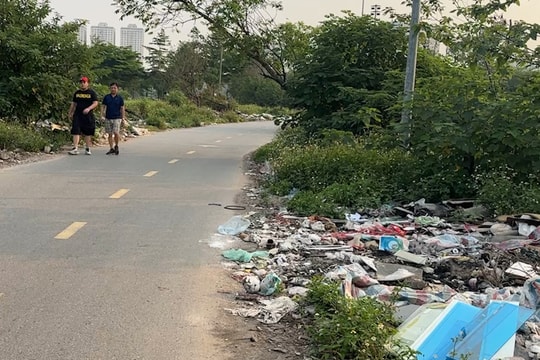 Thanh Trì (Hà Nội): Cỏ dại mọc um tùm, rác thải bủa vây công viên Chu Văn An
