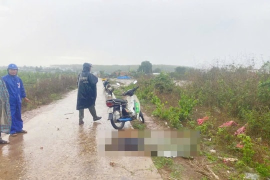 Kon Tum: Đi xe máy trên đường, người đàn ông bị sét đánh tử vong