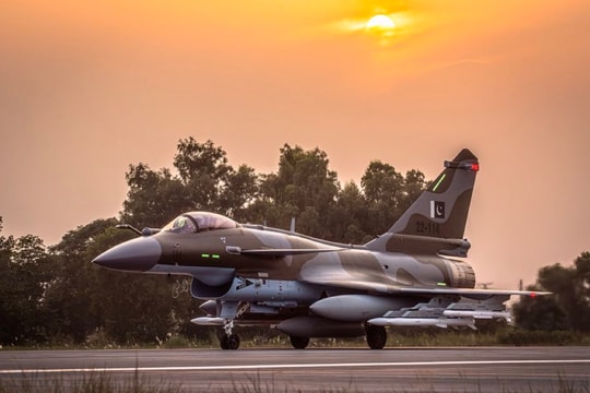 Pakistan xuất kích chiến đấu cơ J-10C, bắn hạ máy bay Ấn Độ