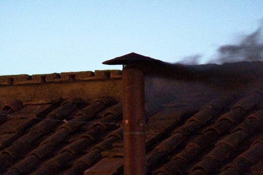 Khói đen báo hiệu chưa có giáo hoàng mới, Vatican sẽ tiếp tục bầu chọn