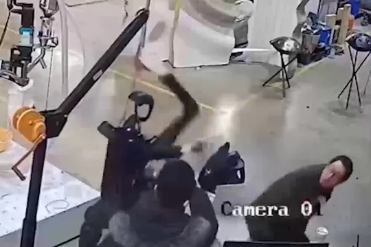 Video đáng sợ khi robot mất kiểm soát, vung tay 'tấn công' con người