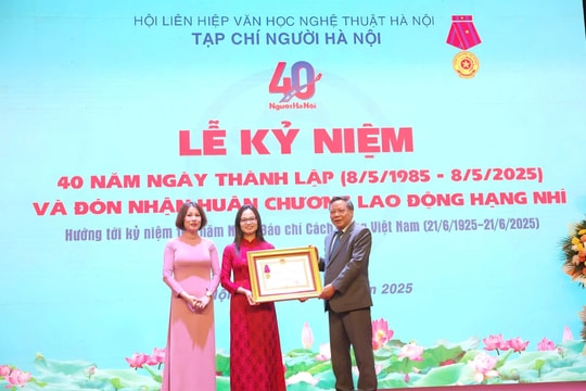 Tạp chí Người Hà Nội đón nhận Huân chương Lao động hạng Nhì nhân dịp kỷ niệm 40 năm thành lập