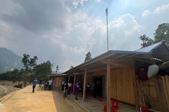 Hơn 500.000 USD hỗ trợ các hộ dân Lào Cai sửa chữa, xây nhà mới sau bão Yagi