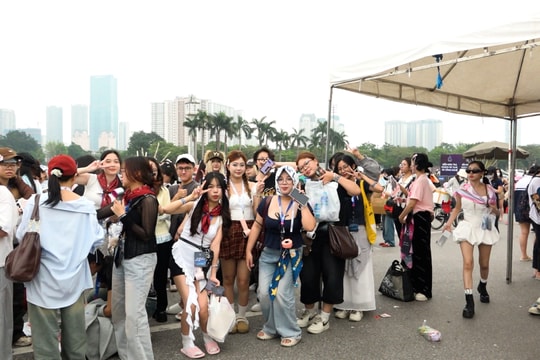 Hàng dài người hâm mộ đổ về Mỹ Đình, chờ đón đêm nhạc ‘Anh Trai Say Hi’