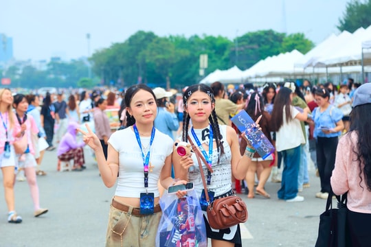 Giới trẻ Hà Nội 'đổ xô' về sân vận động Mỹ Đình xem concert ‘Anh trai say hi’ đêm cuối