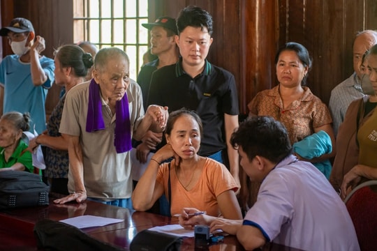 Báo Dân trí phối hợp tổ chức tư vấn sức khỏe, phát thuốc và trao học bổng cho người dân