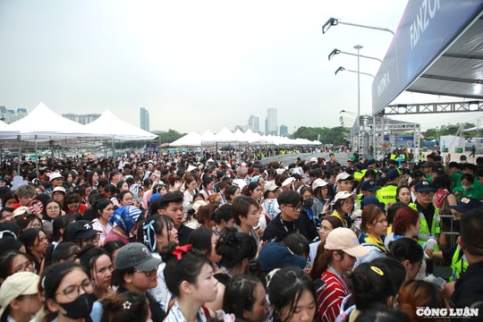 Xếp hàng xuyên trưa ở Mỹ Đình chờ xem ‘Anh trai say hi’
