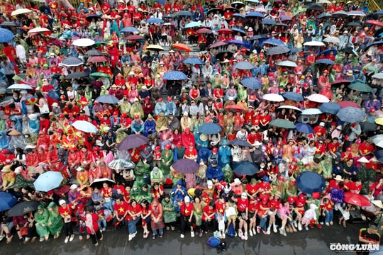Hải Phòng: Hàng vạn người đội mưa chờ xem Duyệt đội ngũ và diễu hành quần chúng