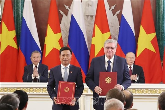 Tổng Bí thư Tô Lâm và Tổng thống Vladimir Putin chứng kiến trao văn kiện hợp tác