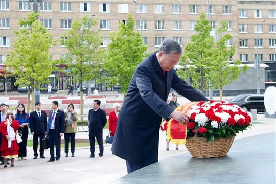 Tổng Bí thư Tô Lâm đặt hoa tại Tượng đài Bác Hồ ở Moskva