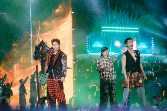 Hàng chục nghìn khán giả đội mưa xem 30 'Anh trai' biểu diễn tại sân Mỹ Đình