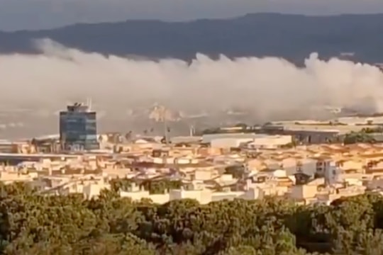 Cháy nhà kho hóa chất, hơn 160.000 người ở Tây Ban Nha phải ở trong nhà tránh khí độc