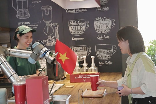 Robot phục vụ cà phê: Trải nghiệm mới lạ giữa lòng Hà Nội