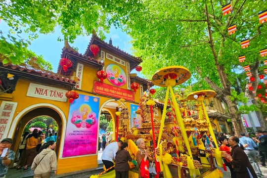 Phố phường Hà Nội rực rỡ sắc màu mừng lễ Phật đản năm 2025