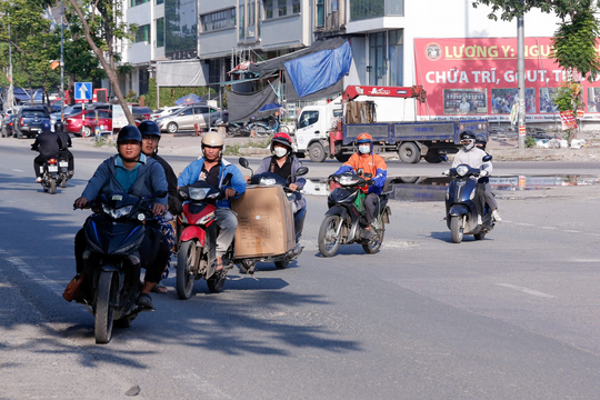 Hàng loạt phương tiện nối đuôi nhau đi ngược chiều trên Đại lộ Thăng Long