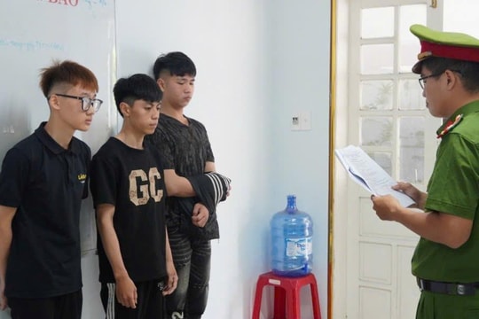 Khởi tố 21 đối tượng tụ tập, mang hung khí đi gây rối trật tự công cộng