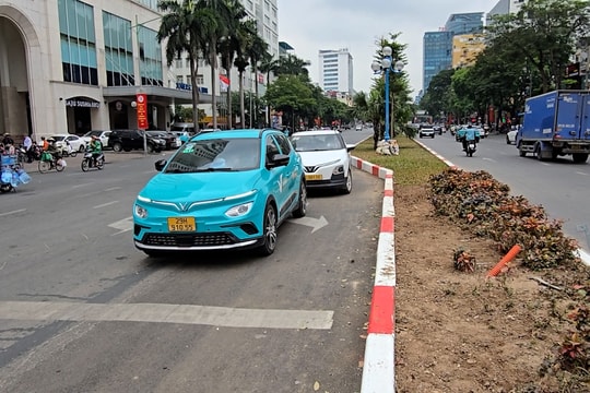 Hà Nội: Xén dải phân cách, vỉa hè để giúp người dân di chuyển dễ dàng