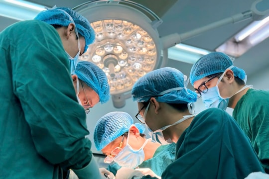 Nối lại ngón tay bị đứt lìa cho nam công nhân