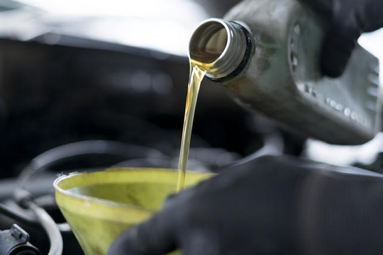 Đổ dầu vào lọc nhớt trước khi lắp có còn cần thiết?