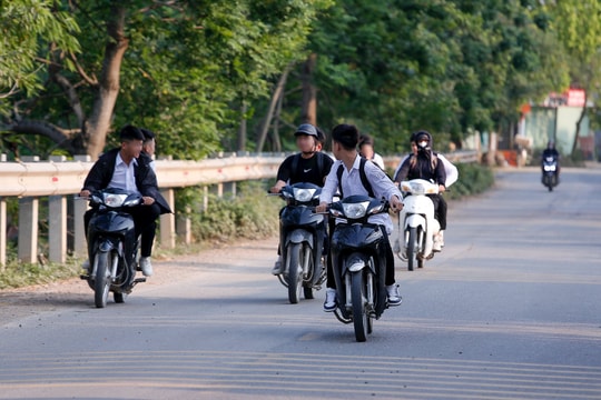 Báo động tình trạng học sinh lạng lách, đánh võng, vi phạm luật giao thông