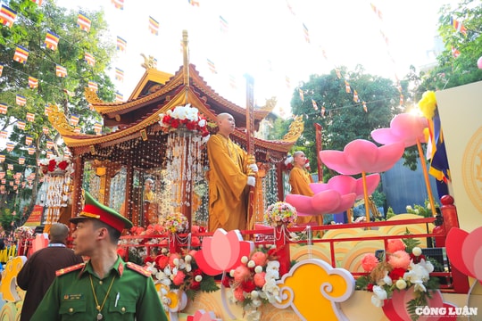 Hàng vạn người dân cung nghinh Xá Lợi Phật Thích Ca Mâu Ni tại chùa Quán Sứ