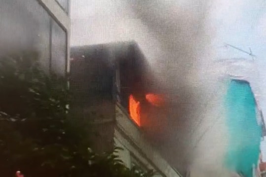 Cháy nhà tại quận Cầu Giấy, người dân hoảng loạn tháo chạy