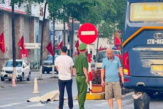 Thái Bình: Xe khách tông xe máy tại ngã tư, một người tử vong