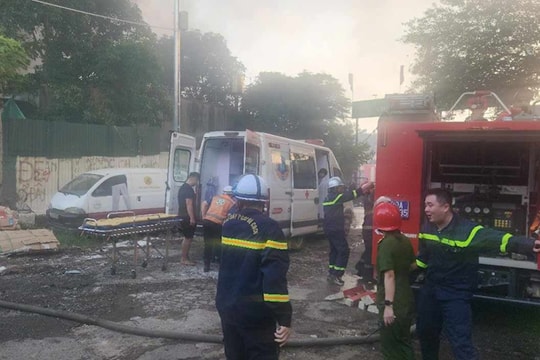 Cháy lớn nhà xưởng ở quận Nam Từ Liêm, xe cứu thương đến hiện trường