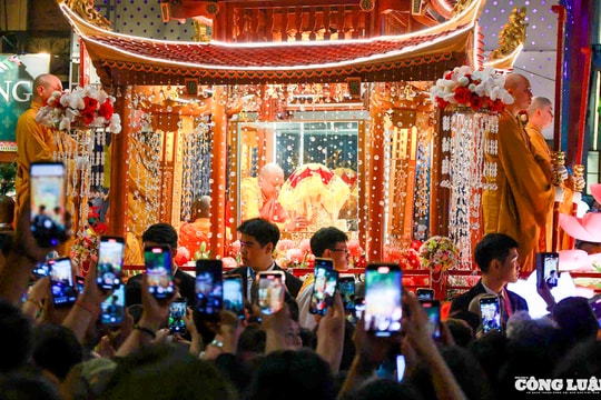 Hình ảnh xá lợi Đức Phật được rước quanh hồ Hoàn Kiếm