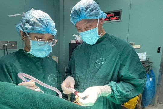 Cứu bệnh nhân bị tụ máu bằng kỹ thuật mổ não thức tỉnh