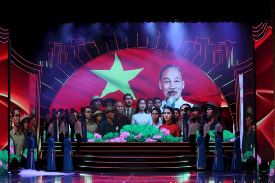 Xúc động chương trình nghệ thuật 'Quà tháng 5 dâng Người' kỷ niệm 135 năm Ngày sinh Chủ tịch Hồ Chí Minh