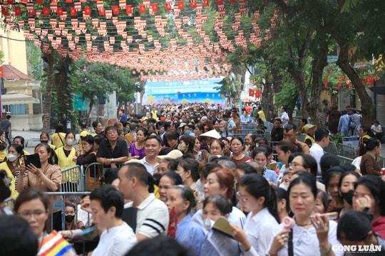 Hàng nghìn người dân xếp hàng dài chờ chiêm bái Xá lợi Phật tại chùa Quán Sứ