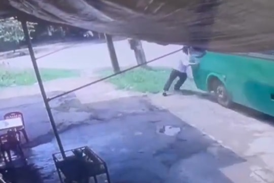 Quảng Ngãi: Cố ngăn xe buýt đang trôi, phụ xe bị tông tử vong