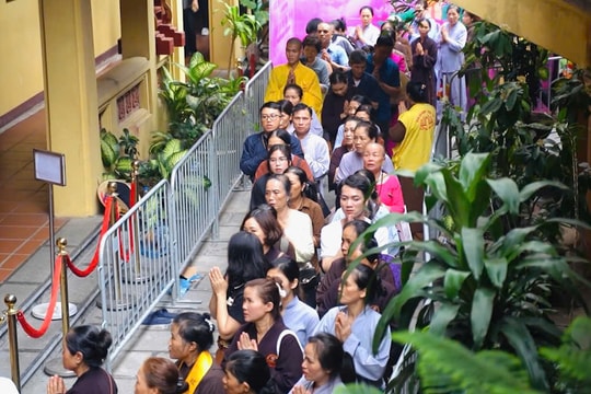 Hàng ngàn người xếp hàng dài từ 5h sáng chờ xem xá lợi Đức Phật ở Hà Nội