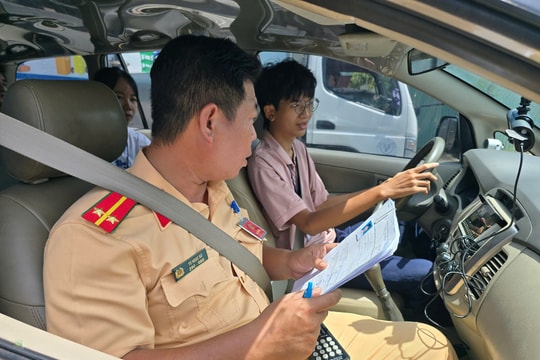 Người dân TP HCM hào hứng thi sát hạch GPLX sau hơn 2 tháng chờ đợi