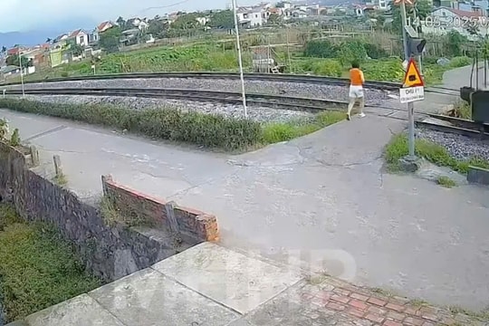 Quảng Ninh: Đi bộ qua đường ray, người phụ nữ bị tàu hỏa húc văng