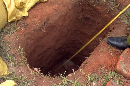 Lăng mộ vua Lê Túc Tông bị đào bới sâu 1,6 mét