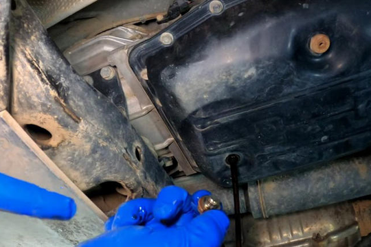 Tự thay dầu hộp số tại nhà dễ hơn bạn nghĩ