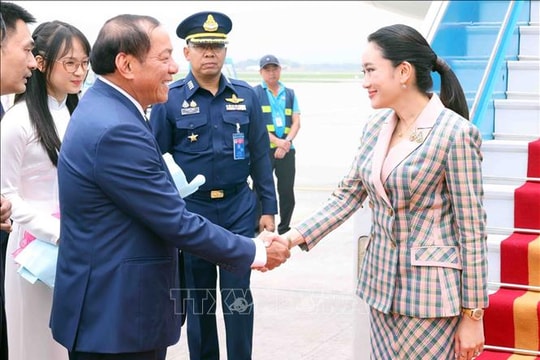 Thủ tướng Vương quốc Thái Lan bắt đầu thăm chính thức Việt Nam