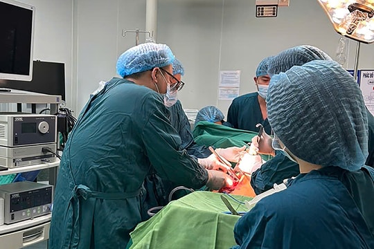 Bệnh viện Việt Nam-Cuba Đồng Hới cứu sống nam thanh niên bị thanh gỗ đâm xuyên ngực