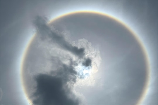 Hào quang mặt trời xuất hiện những ngày gần đây, Cục Khí tượng thủy văn lý giải ra sao?
