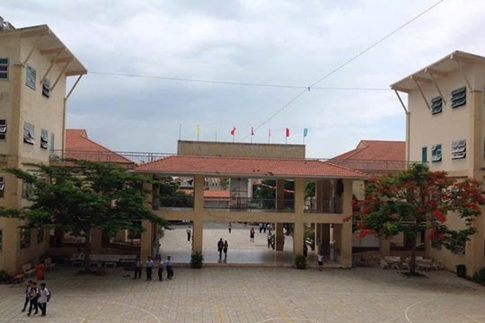 TP HCM: Một học sinh phải nhập viện sau cú ngã trong trường