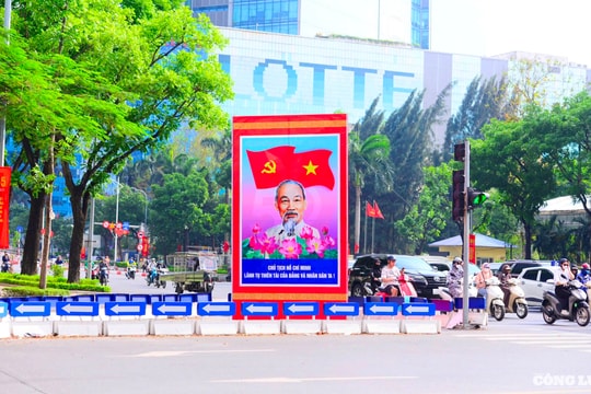 Đường phố Hà Nội trang hoàng chào mừng 135 năm Ngày sinh Chủ tịch Hồ Chí Minh