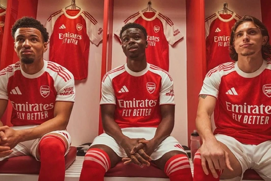 Arsenal trình làng áo đấu sân nhà mùa giải 2025/2026