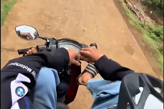 2 thanh niên đi xe máy bằng chân, đăng lên mạng xã hội khoe chiến tích cho vui