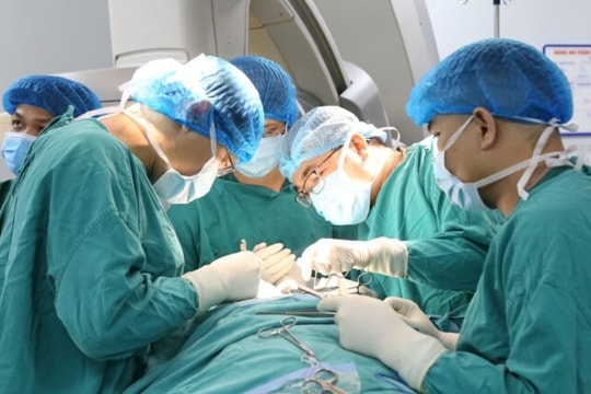 Chạy đua với thời gian cứu bệnh nhi bị vỡ tim sau tai nạn giao thông