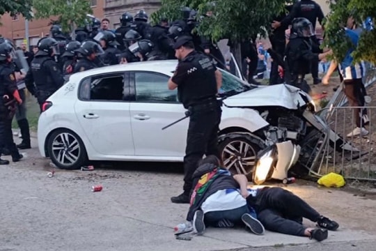 Video vụ đâm xe khiến 13 người bị thương trước trận Barcelona - Espanyol