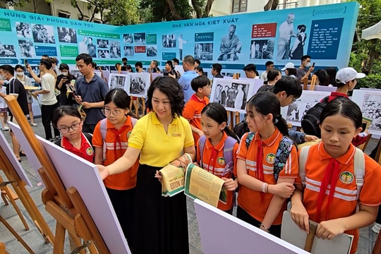 Báo Nhân Dân tổ chức triển lãm ảnh và ra mắt số báo đặc biệt kỷ niệm 135 năm Ngày sinh Chủ tịch Hồ Chí Minh